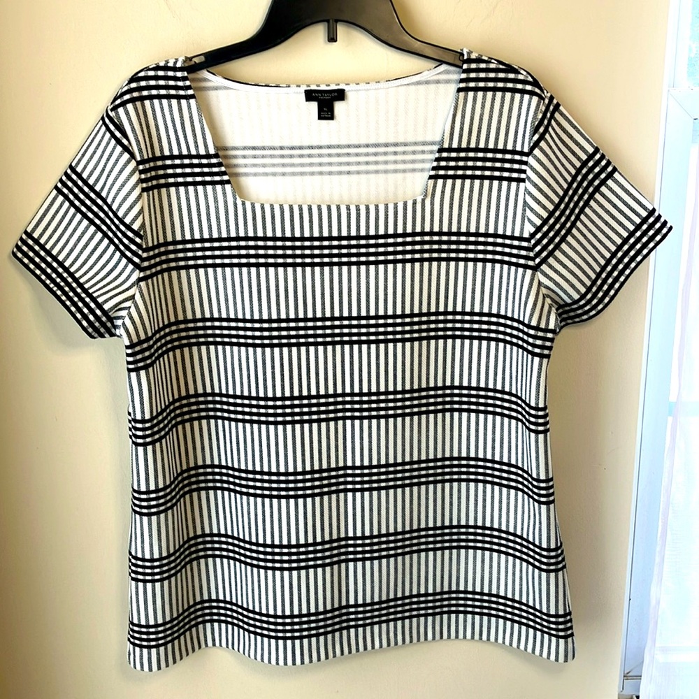 Ann Taylor factory, black and white plaid short sleeve top XL
